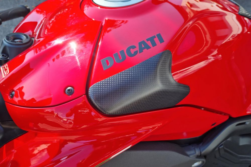 CNC Racing カーボン ラジエターサイドカバー　Ducati STFV2 Ducati V4 Streetfighter ラジエーターサイドカバー ドライ